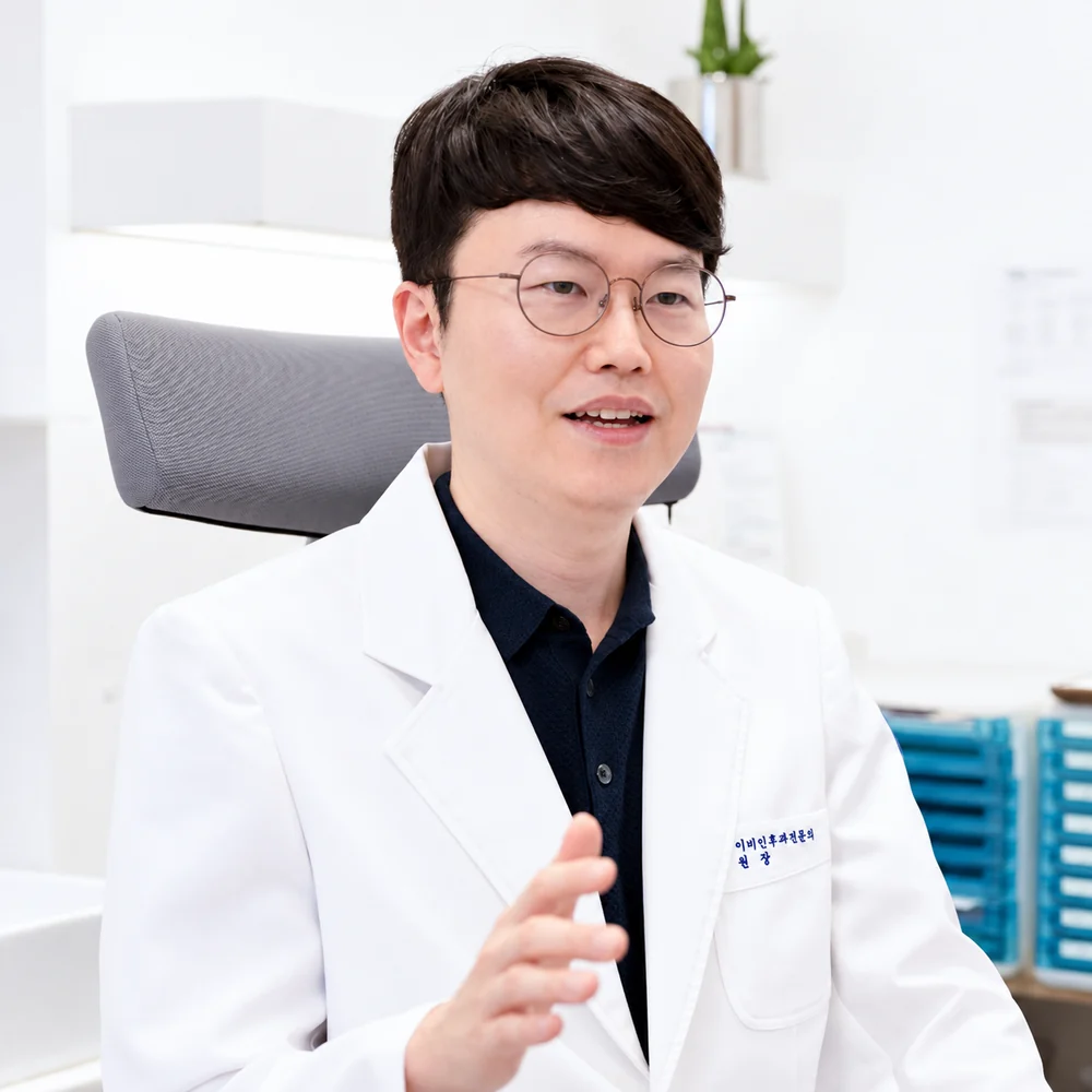 원장이 환자에게 진료 내용을 설명하는 모습